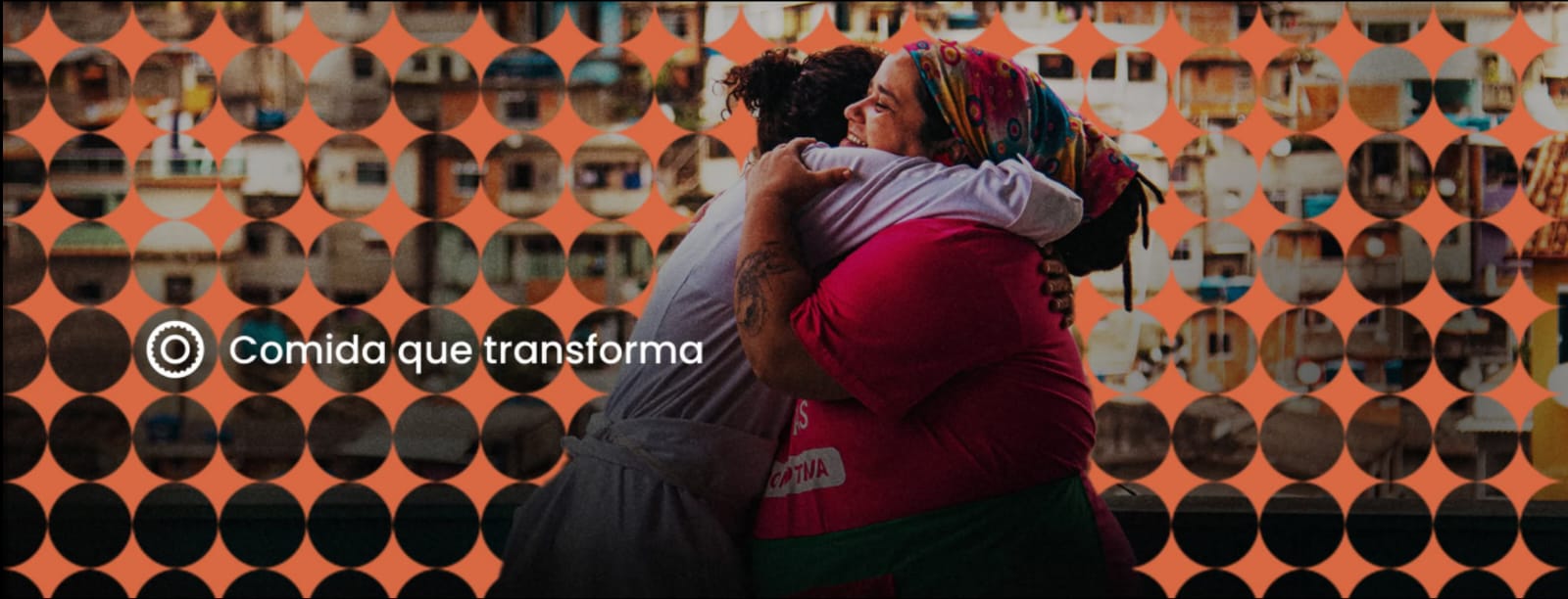 Abraço entre duas mulheres envolvidas em trabalhos social da Gastromotiva e a frase "Comida que transforma".